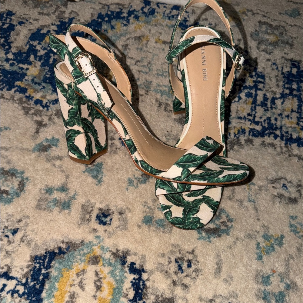 Gianni Bini Green Leaf Pattern Sandals